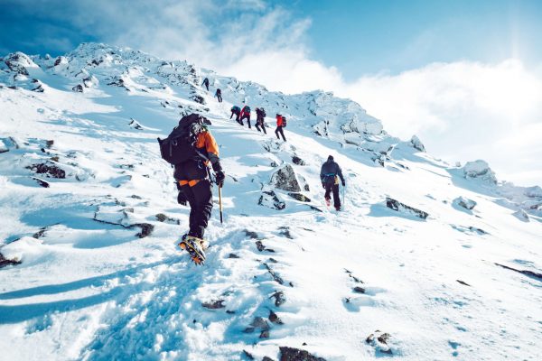 SnowMountainClimbTeam_AdobeStock_228904723